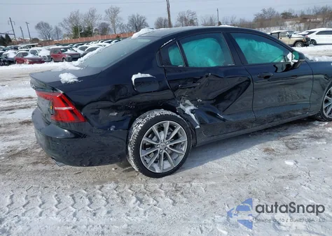 2021 Volvo S60 T6 Momentum z USA, uszkodzony, nr VIN 7JRA22TK3MG080741